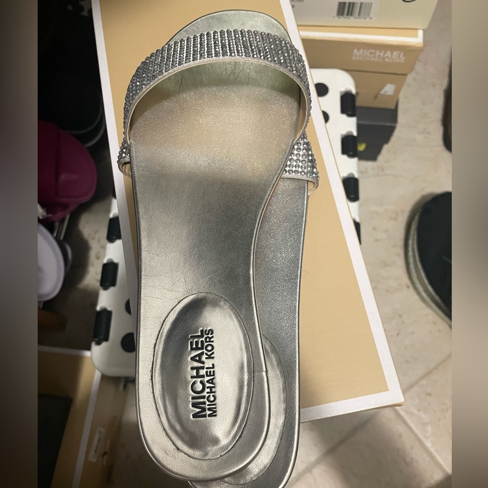 Excellent Used Condition. Barely Worn Michael Kor… - image 4